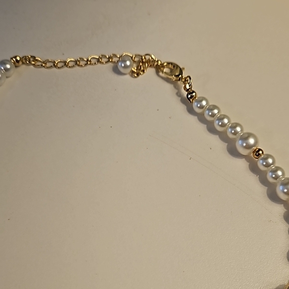 Elegant Pearl and Gold Necklace - Picture 4 of 9